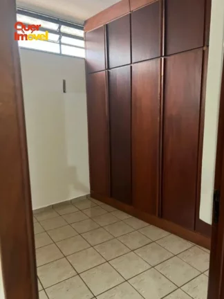 Imagem Casa de luxo à venda e locação em Parque Residencial Cidade Universitária, Ribeirão Preto-SP: 3 quartos, 3 suítes, 2 salas, 4 banheiros, 6 vagas de garagem, 295m². Aproveite essa oportunidade! Quer Imóvel Negócios.