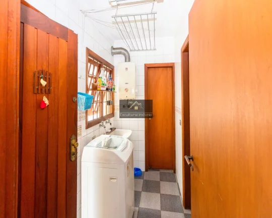 Imagem ÓTIMO SOBRADO 3 DORMITÓRIOS SENDO 1 SUÍTE HIDRO SALA 2 AMBIENTES LAREIRA PISO EM MADEIRA DE LEI COPA COZINHA ÁREA GOURMET SALÃO FESTAS 3 VAGAS