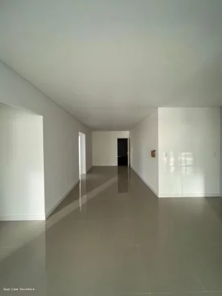 Imagem Alto Padrão para Venda em Itapema, meia praia, 3 dormitórios, 1 suíte, 2 banheiros, 2 vagas