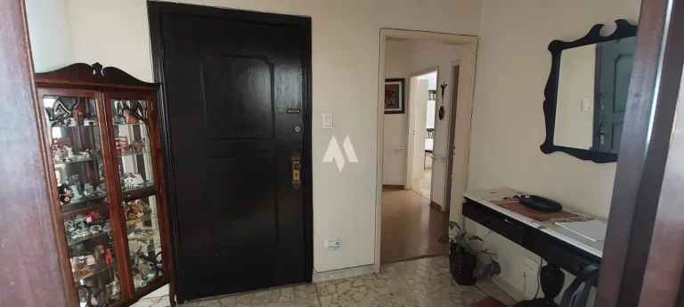 Imagem Apartamento com 228m², quadra da praia do Gonzaga, 3 dormitórios, dependência completa, 1 vaga!