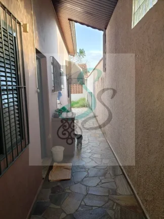 Imagem Venda de casa na Vila Nunes, Lorena. 3 dormitórios sendo 1 suíte, sala, cozinha com armários, área de serviço, 3 banheiros, 2 vagas de garagem cober