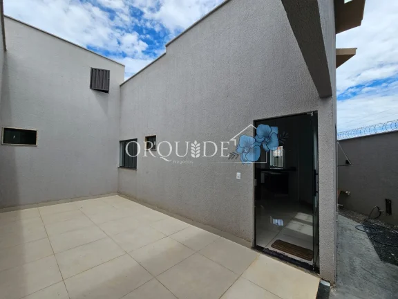 Imagem Imperdível! Casa à venda em Rio Verde-GO, no Residencial Parque dos Ipês, com 2 quartos, 1 suíte, 1 banheiro e 2 vagas de garagem.