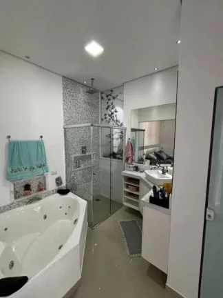 Imagem Casa em Condomínio de Luxo à Venda em Sorocaba-SP: 3 quartos, 3 suítes, 3 salas, 5 banheiros, 4 vagas e 220m² de área.