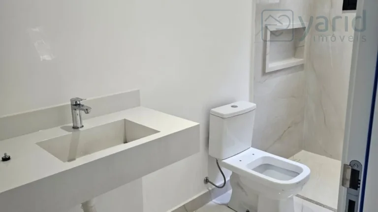 Imagem Imperdível! Sobrado de alto padrão em condomínio luxuoso no Ibi Aram 2, com 3 suítes, 4 vagas e 195m². Confira já!
