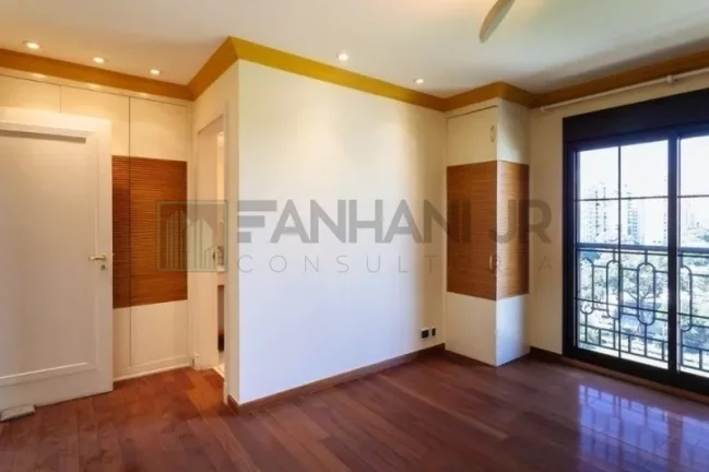 Imagem Com uma área privativa de 315m2, este apartamento luxuoso conta com um espaçoso living para três ambientes, sala de jantar e sala de almoço, além de u