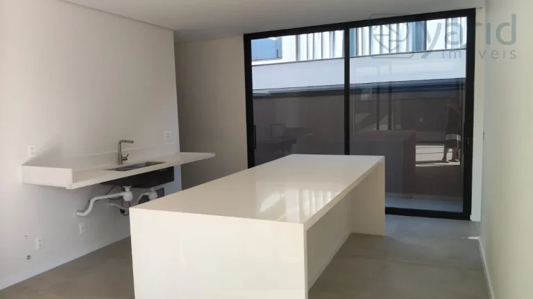 Imagem Casa de luxo em condomínio à venda em localização privilegiada: 4 quartos, 4 suítes, 3 salas, 5 banheiros, 2 vagas de garagem.