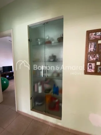 Imagem Imóvel versátil, com construção sólida, ideal para residência ou comércio. 
A casa possui uma...