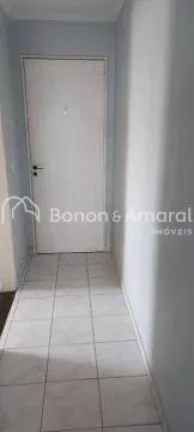 Imagem Apartamento com três quartos, incluindo uma suíte com elegantes armários embutidos. Uma ampla sal...
