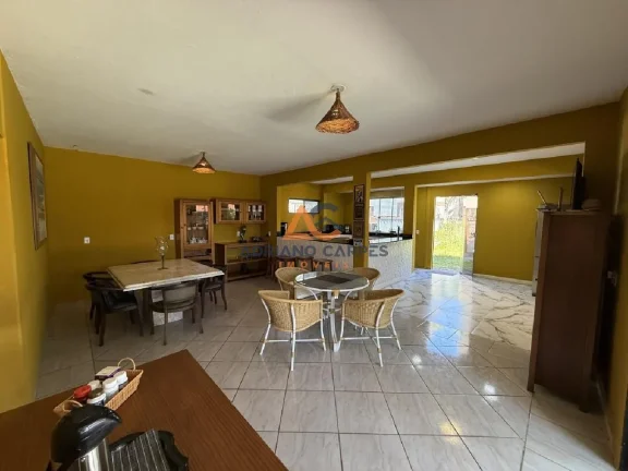 Imagem Ampla casa com 04 quartos sendo 02 suítes e área de lazer em Gravatá, Navegantes. Adriano Carpes Imóveis Vende