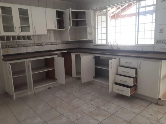 Imagem Casa com 3 dormitórios (1 suite), sala, banheiro social com box blindex e armários, cozinha com AE...