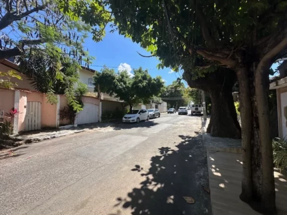 Imagem A 5ª Avenida Imóveis apresenta esta bem localizada CASA TÉRREA, c/ 3 Suites + anexo, ideal p/ fins RESIDENCIAL e ou COMERCIAL, melhor ponto da Pituba