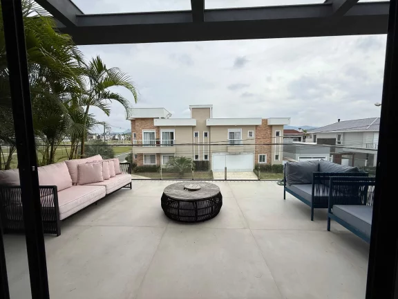 Imagem Casa mobiliada no Condomínio Caledônia com 2 suítes, 2 demi-suites e 4 vagas em Camboriú/SC
