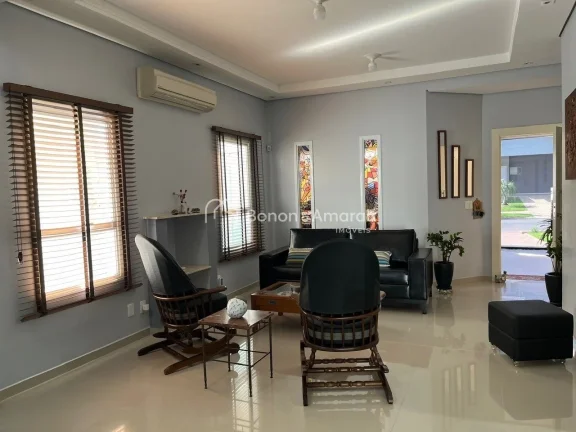 Imagem Sala com dois ambientes: jantar (com armários) e estar (com lareira a gás).
Sala de TV (com armár...