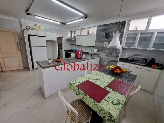 Imagem Apartamento à venda com 345m², 3 dormitórios, 2 suítes, closet, 2 vagas, dependência, quadra da praia por R$ 1.600.000,00 no Gonzaga em Santos