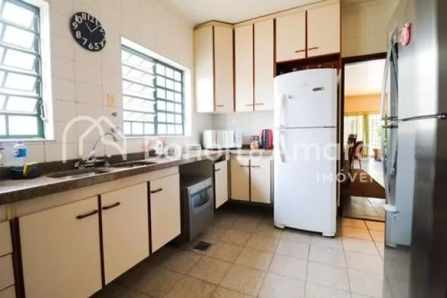 Imagem Linda e espaçosa casa de esquina com 322 m² de área construída. A residência possui living para...