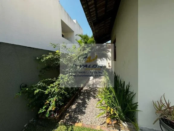 Imagem Vendo casa em condomínio fechado de alto padrão, com 300 m², 4 suítes, sala p/ 3 ambientes e 3 vagas