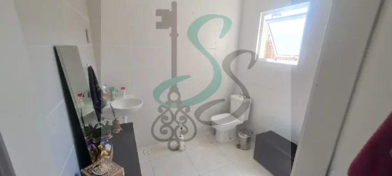 Imagem Oportunidade única: Casa térrea em condomínio no Balneário Tropical em Paulínia-SP, 2 quartos, 1 sala, 1 banheiro, 2 vagas de garagem, 78,40 m² de área. Venha viver com conforto e segurança!