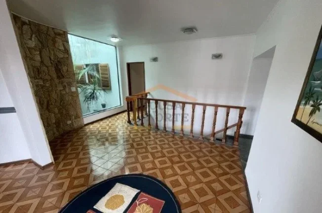 Imagem Sobrado amplo com 323 m² de área útil, localizado em rua tranquila e arborizada. O imóvel dispõ...