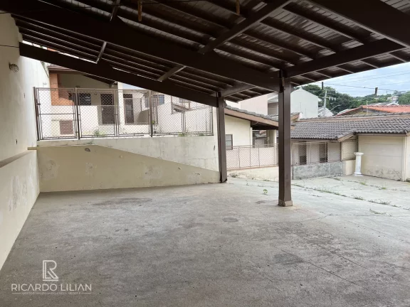 Imagem Casa com um dormitório, sala, cozinha, banheiro, churrasqueira e canil com vários boxes