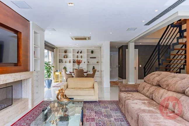 Imagem Casa de 310 m² com e suítes, 6 banheiros, 4 vagas, piscina e infraestrutura.