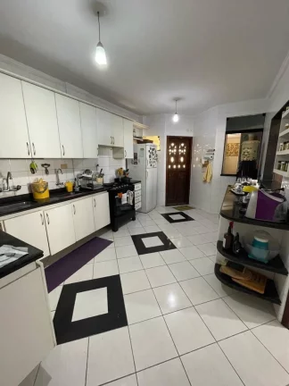 Imagem Casa de Andar à Venda no Bairro Atalaia: Espaçosa, Bem Localizada e Confortável!