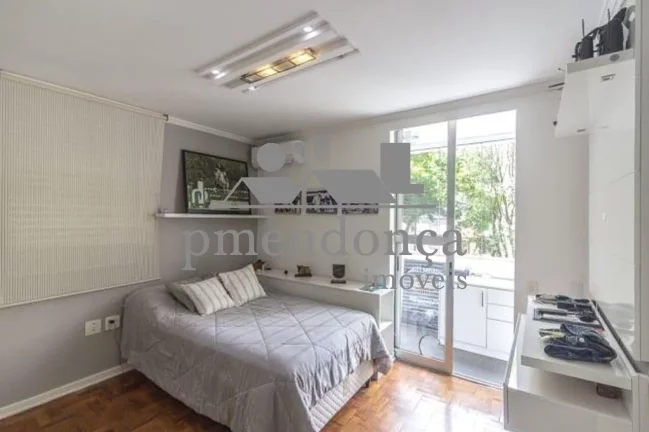 Imagem Apartamento um por andar, 265m² útil, living para 03 ambientes, piso de tábuas largas corridas de...