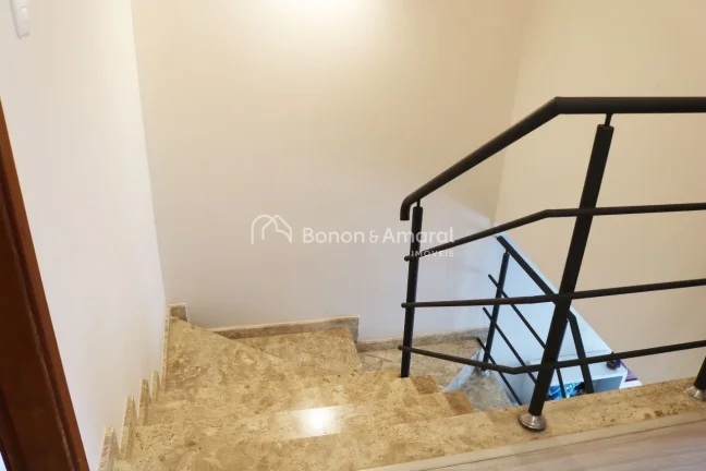 Imagem Casa tipo sobrado com living para 02 ambientes piso porcelanato, lavabo, 3 quartos com armários pla...