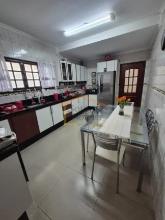 Imagem Sobrado em perfeito estado com 160m² de área construída, 3 dormitórios amplos, sendo 1 suíte co...