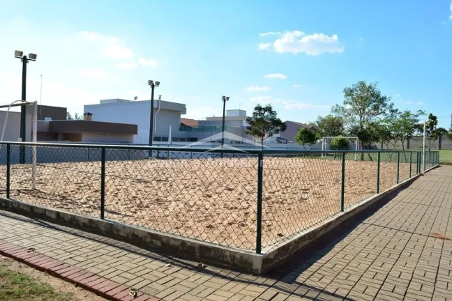 Imagem Localização Privilegiada: Condomínio seguro e bem localizado, próximo a escolas, farmácias, pos...