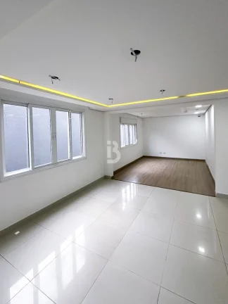 Imagem Casa Comercial para Alugar na Vila Isabel | 195m² com Pé Direito Duplo e Salas Integradas – Ideal para Escritórios, Clínicas e Empresas