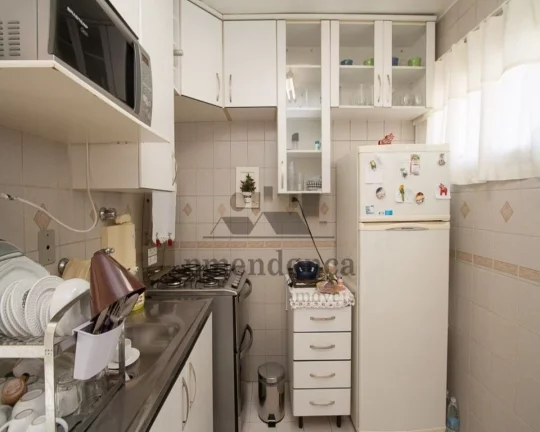 Imagem Apartamento com armários. Living, 1 dormitório, banheiro social, cozinha e área de serviço. 1 va...