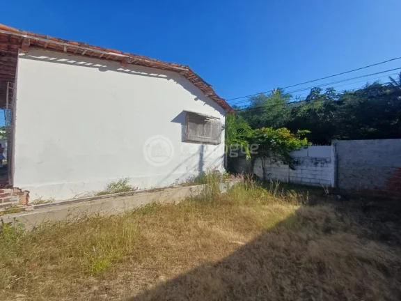Imagem Oportunidade em Ponta Negra - Casa de Esquina para Reforma.