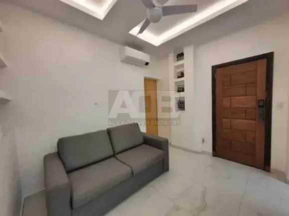 Imagem Apartamento à venda em Copacabana, 48m2, Quarto e Sala, 50 metros da Praia.