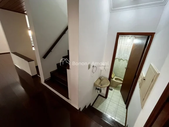Imagem Casa de 600 m², com 3 entradas separadas (principal, sala da lareira e serviço). Com 5 suítes, se...