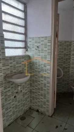 Imagem Salão comercial no centro do Bom Retiro, com banheiro e escritório. Pode ser integrado ao imóvel ...