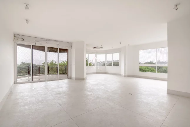 Imagem Apartamento de 260m ao lado do Parque Ibirapuera, com 4 dormitórios (2 suítes), varanda, 3 vagas com depósito, piscina, quadra, churrasqueira, sauna