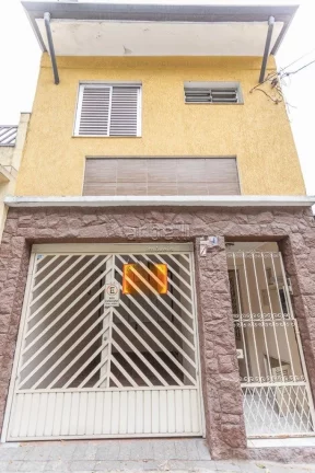 Sobrado com 200 M² com 3 dormitórios sendo 2 suítes, sala, cozinha, área de serviços, 3 banheir...