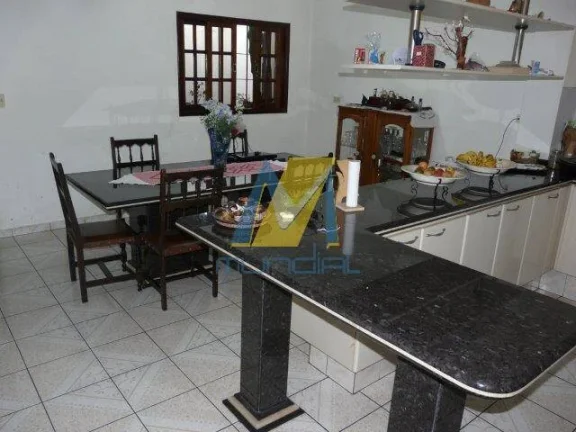Imagem Descubra o charme atemporal deste sobrado com arquitetura clássica, perfeito para quem valoriza esp...