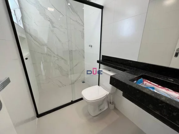 Imagem Apartamento impecável, no canal 6 de frente, 2° andar com sacadinha. 2 quartos sendo 1 suite e vaga