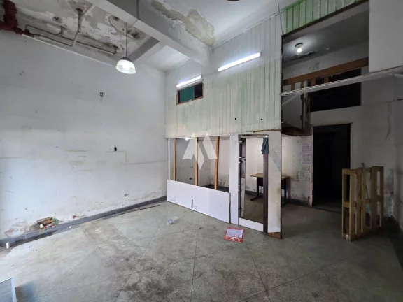 Imagem Sua Loja no Coração de Santos – Fachada Ampla, Banheiro e Mezanino