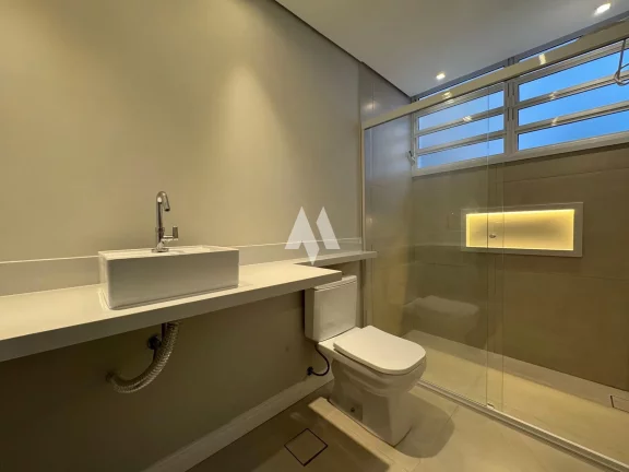 Imagem Apartamento reformado à venda com 3 suítes, na quadra da praia no bairro do Gonzaga em Santos/SP