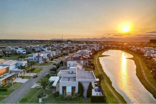 Imagem Casa de condomínio à venda em Xangri-Lá, Centro, com 4 quartos, 368m²