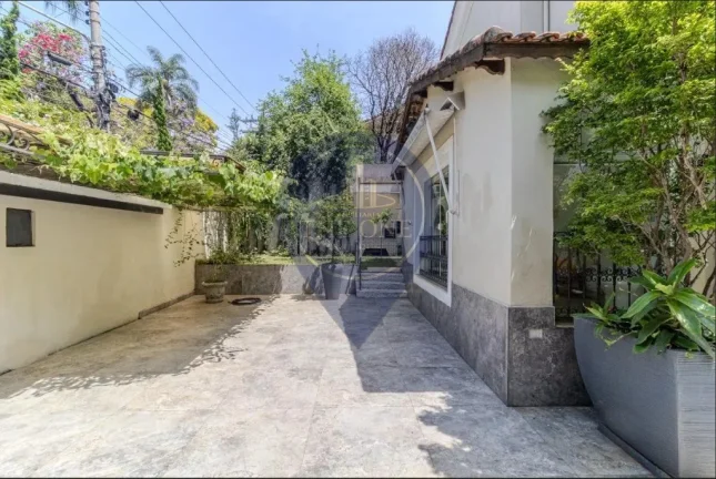 Imagem Imóvel à venda em São Paulo-SP: Casa deslumbrante no Pacaembu com 3 quartos, 1 suíte, 2 salas, 3 banheiros, 4 vagas e 450m² de área.