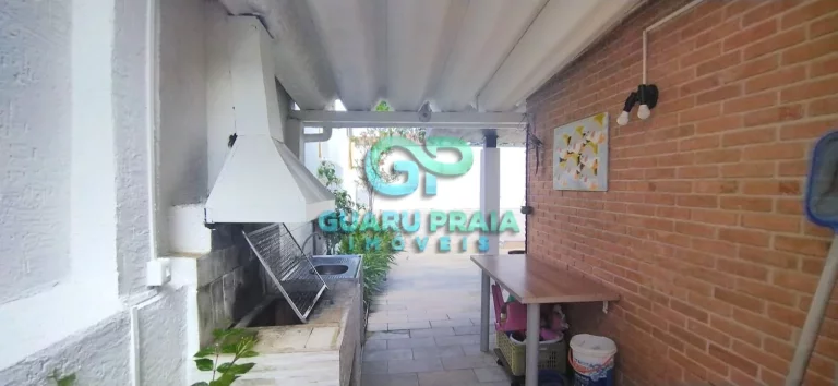 Imagem Sala espaçosa para 2 ambientes, varanda, sala de jantar, 3 dormitórios sendo uma suíte, banheiro social, cozinha, lavanderia, piscina, churrasqueira, 1 edícula com 2 suítes, 5 quartos