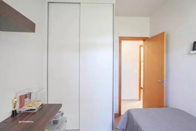 Imagem Este espaÃ§oso apartamento Ã© uma excelente opÃ§Ã£o para quem busca conforto e praticidades. Com trÃ...