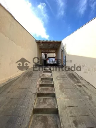 Imagem Casa grande com piscina e sustentabilidade.