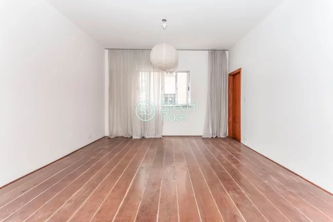 Imagem Apto amplo com pé direito alto e living rico em iluminação natural para 03 ambientes e lavabo. Po...
