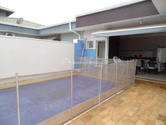 Imagem Excelente casa em condomínio, térrea e com terreno diferenciado (342 m²). 
Muito bem construída ...