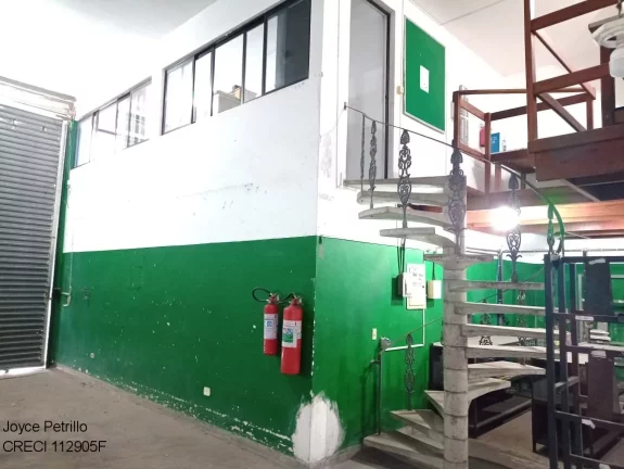 Imagem Galpão comercial com 2 mezaninos, cozinha e 3 banheiros. Localização estratégica em Peruíbe. Ideal para empresas. Agende sua visita!