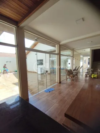 Imagem Casa à venda em Campo Grande-MS, bairro Panorama: 2 quartos, 1 suíte, 3 salas, 2 banheiros, 4 vagas de garagem, 266m².